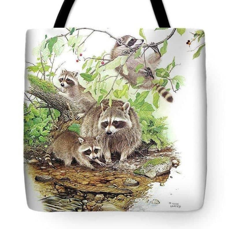 Famille de ratons laveurs - Sac fourre-tout par Glen Loates, œuvre imprimée sur un sac fourre-tout